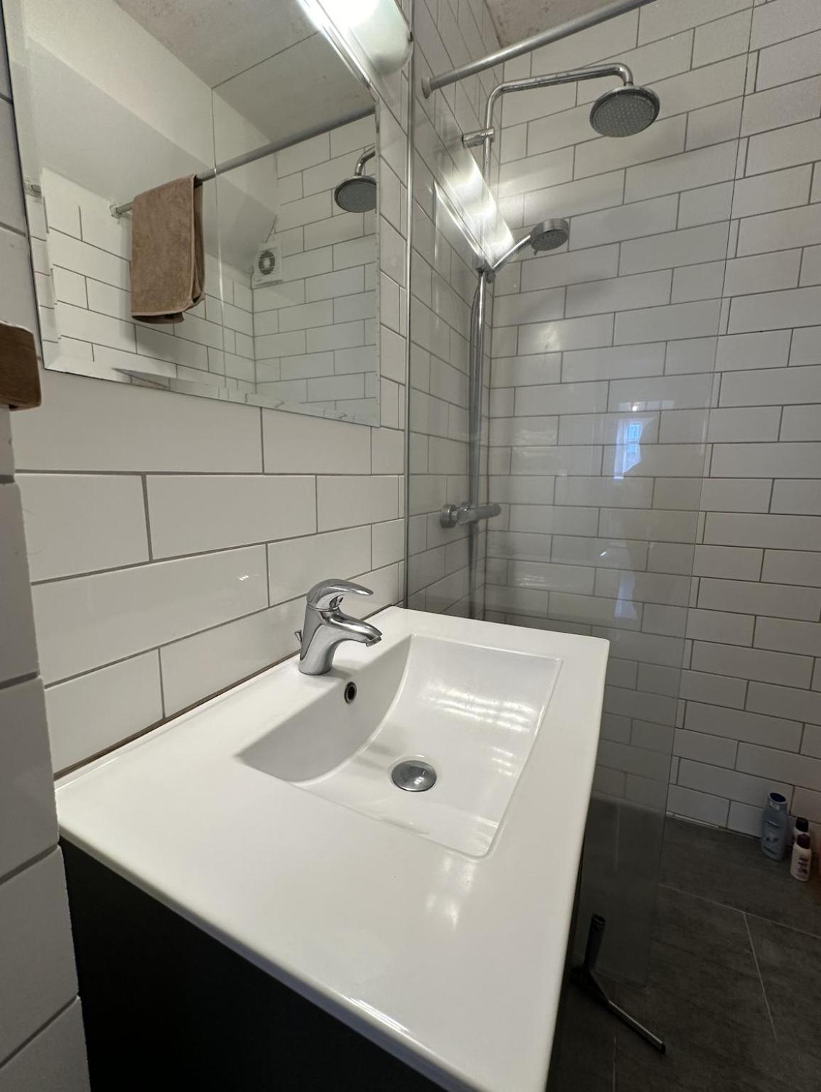 Reykjavik Urban Escape 2-Bedroom Haven With Private Entrance Exterior photo