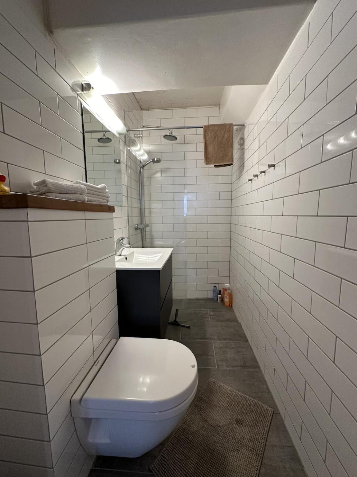 Reykjavik Urban Escape 2-Bedroom Haven With Private Entrance Exterior photo